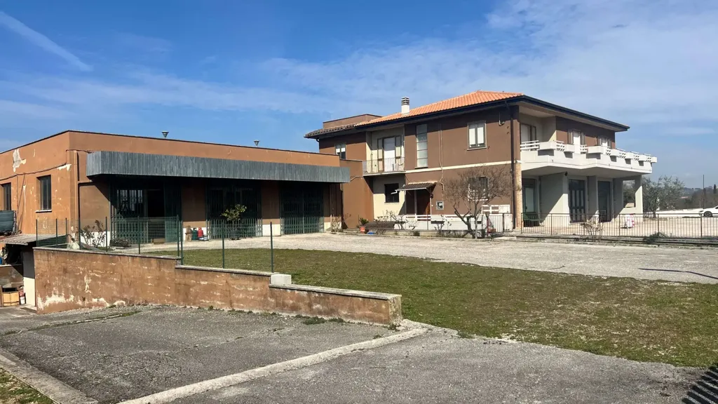 Välivaade - Mixed-Use Villa with Terraces in Spoleto