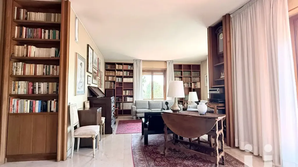Bureau - Apartment with Five Balconies in Ostiense