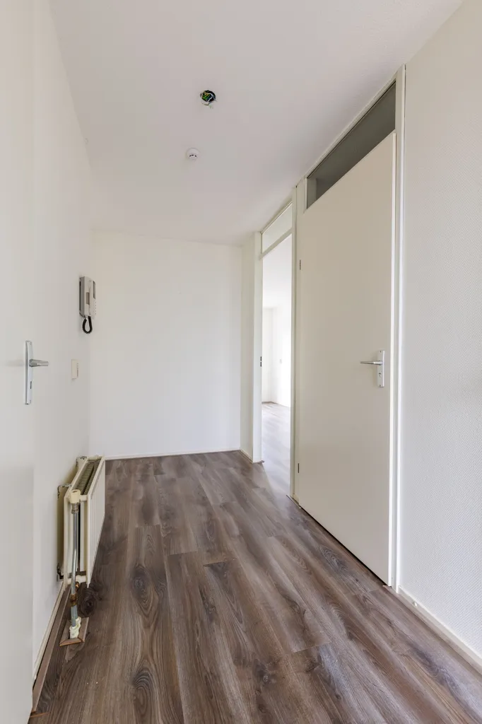 Esik - 3-Bedroom Apartment with Balcony in Osseveld