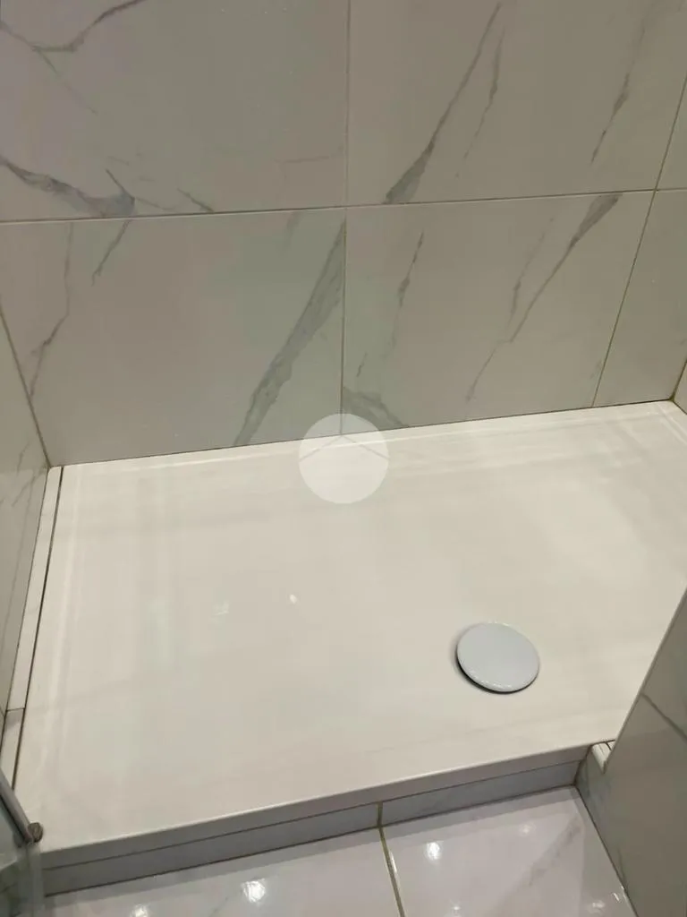 Baños - Modern 3-Bedroom Apartment in Cosenza