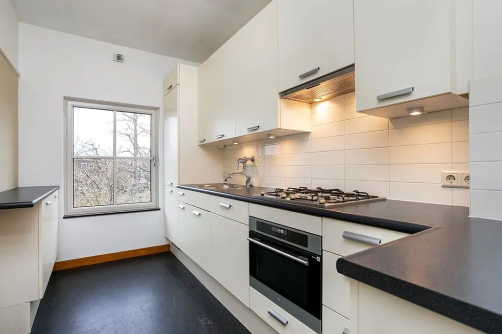 Köök - Portiekflat with Park Views in Den Haag