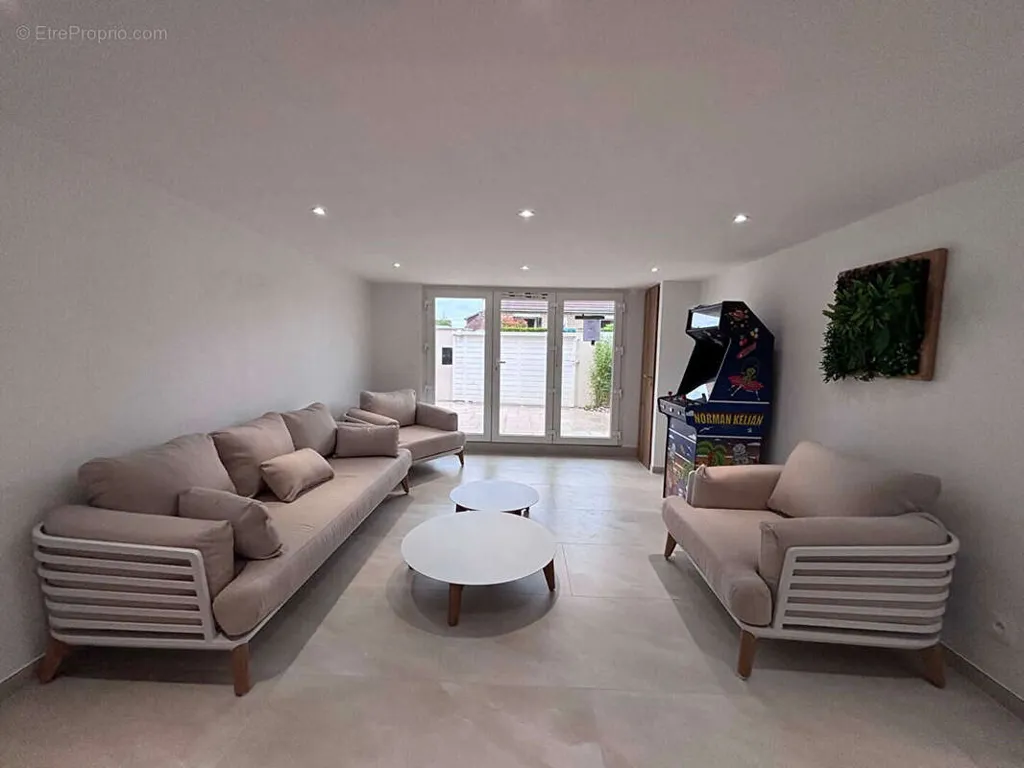 Séjour - Villa Rénovée avec Piscine à Ouistreham