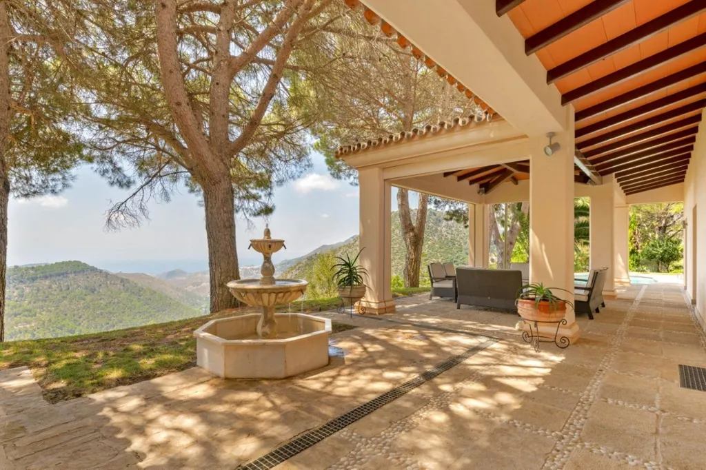 Terrass - Mediterranean Villa with Private Helipad in Ojén