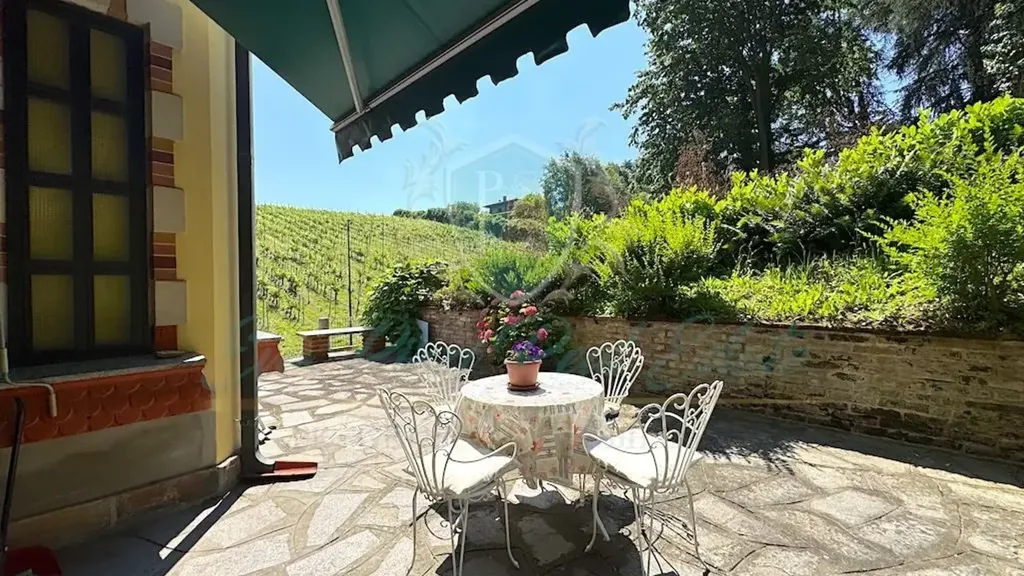 Terrazza - Historic Villa with Vineyard View in San Colombano