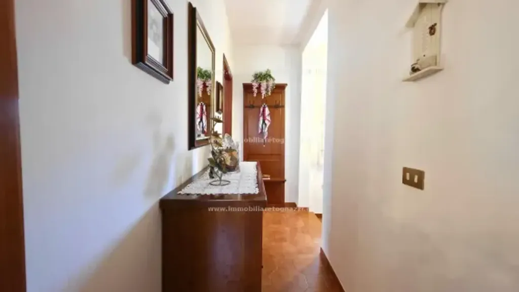 Esik - Trilocale with Castle Views in Certaldo Alto