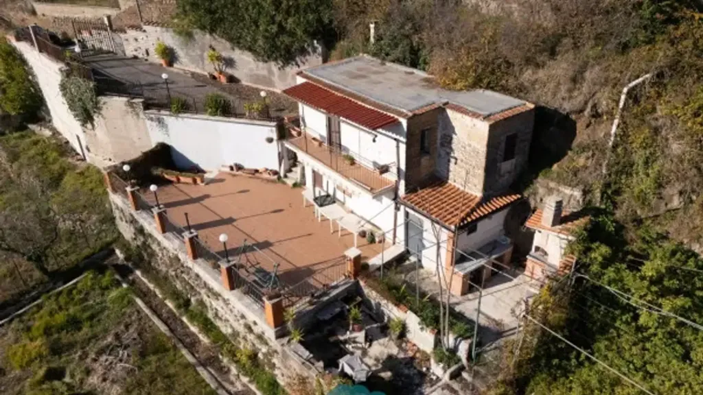 Villa with Garden in Poli