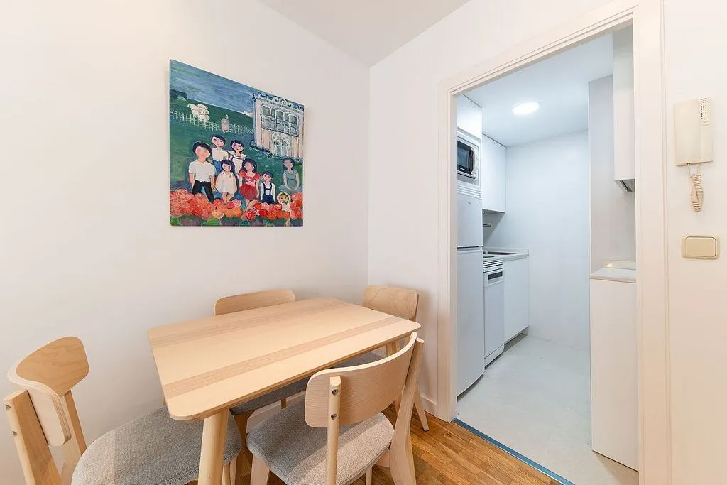 Salle à manger - Amueblé 1-Bedroom Flat with AC in Castellana