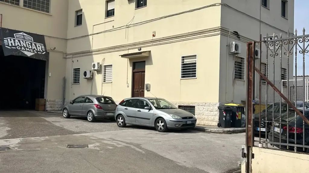 Garage - Office Space with Parking in Bari