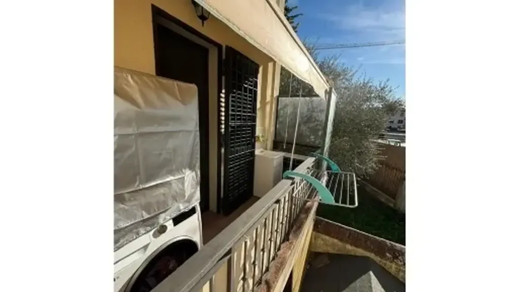 Balcony - Rear-Accessed Trilocale with Terrace in Florence