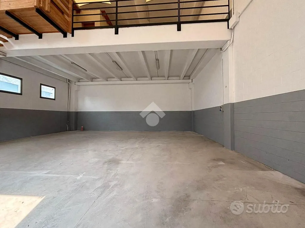 Pièces - Warehouse with Mezzanine in Mozzo