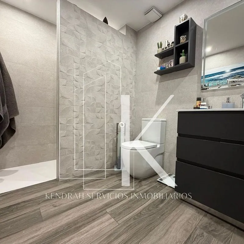 Salles de bain - Apartment with Balcony in L'Hort de Senabre