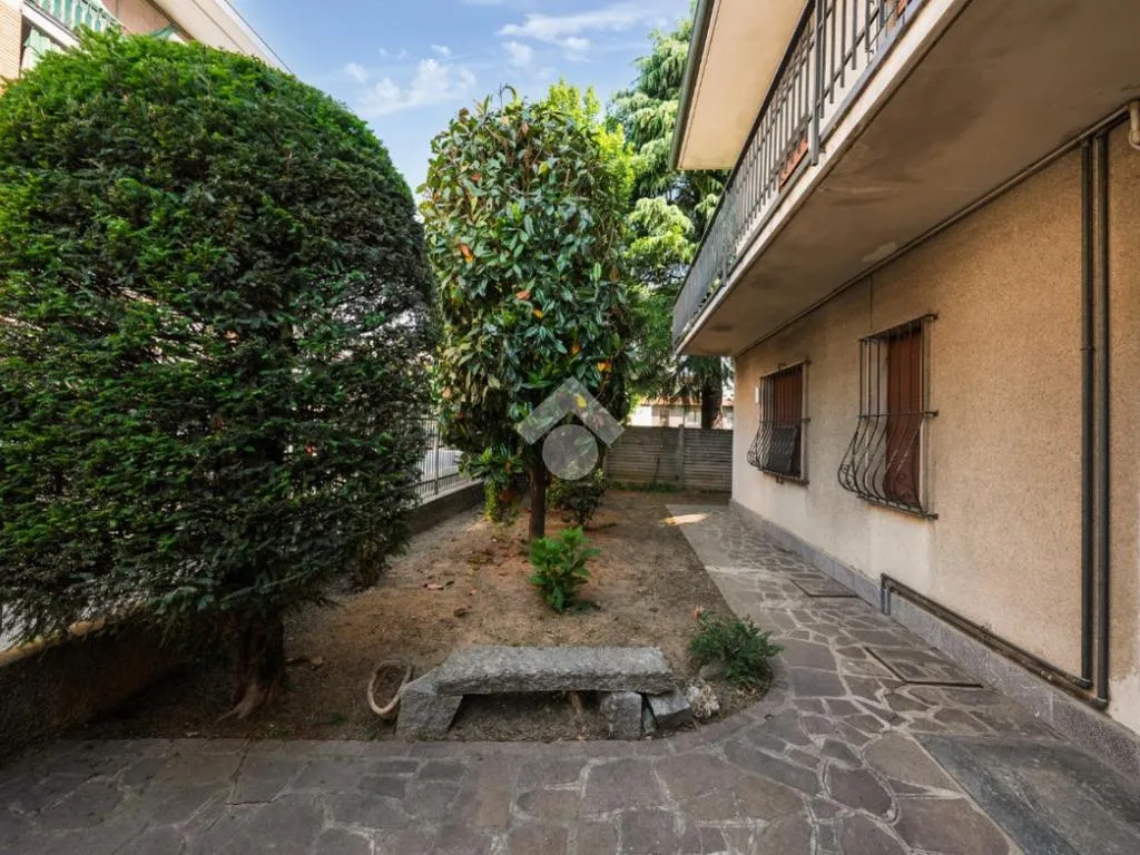 Jardin - Rustic Villa with Balcony in Verano Brianza