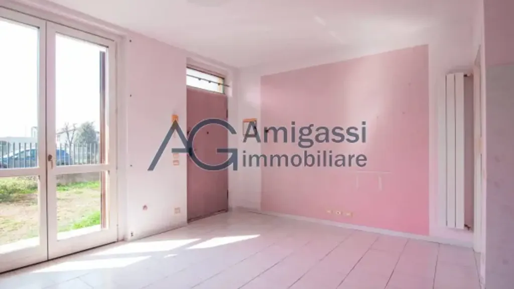 Rooms - Two-Bedroom Apartment with Private Garden in Stezzano