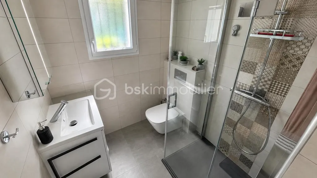 Salles de bain - Maison Récemment Construite avec Jardin au Sud à Grasse
