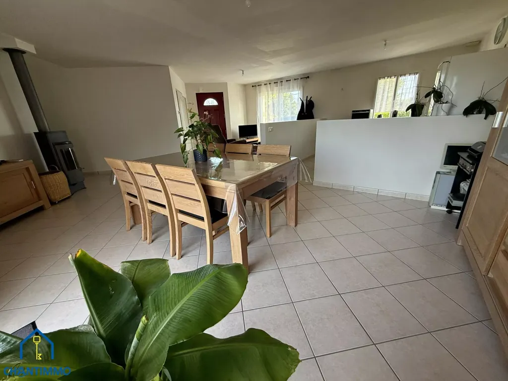Söögituba - Charming Bungalow with Large Garden in Sought-After Area