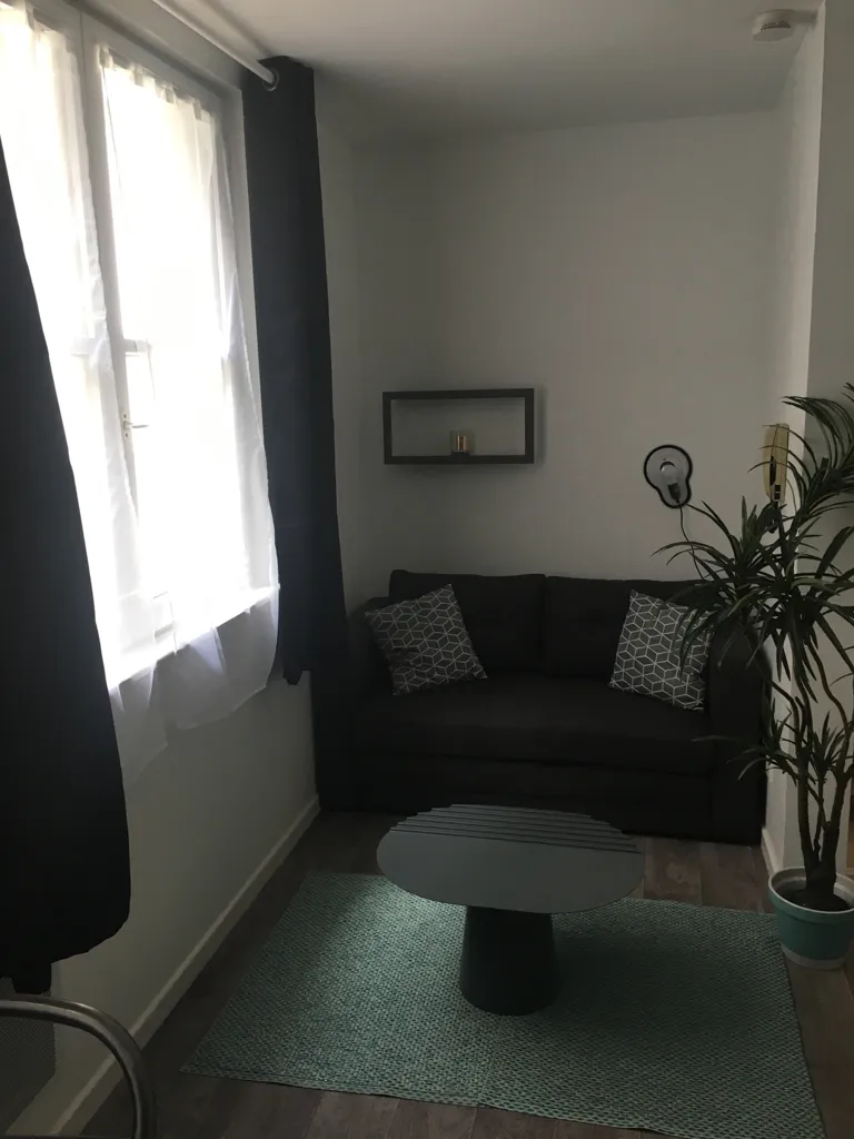 Séjour - Studio Meublé avec Cour Intérieure à Besançon