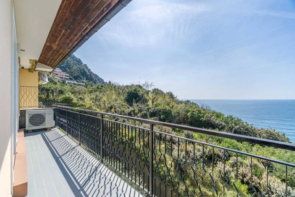Rõdu - Luxury Flat with Seafront Terrace in Moneglia