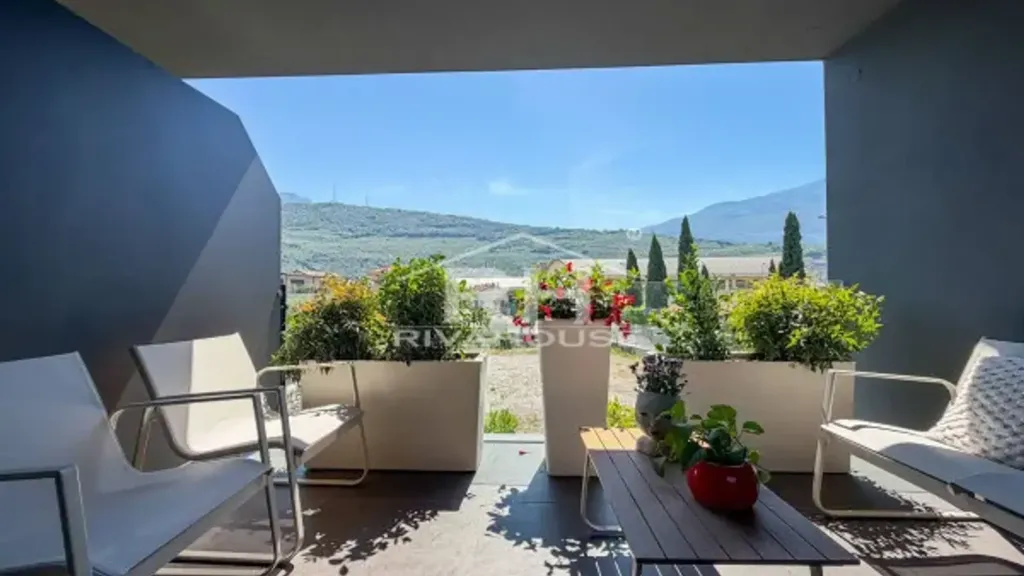 Terrass - Rustic-Style Flat with Terrace in Riva del Garda