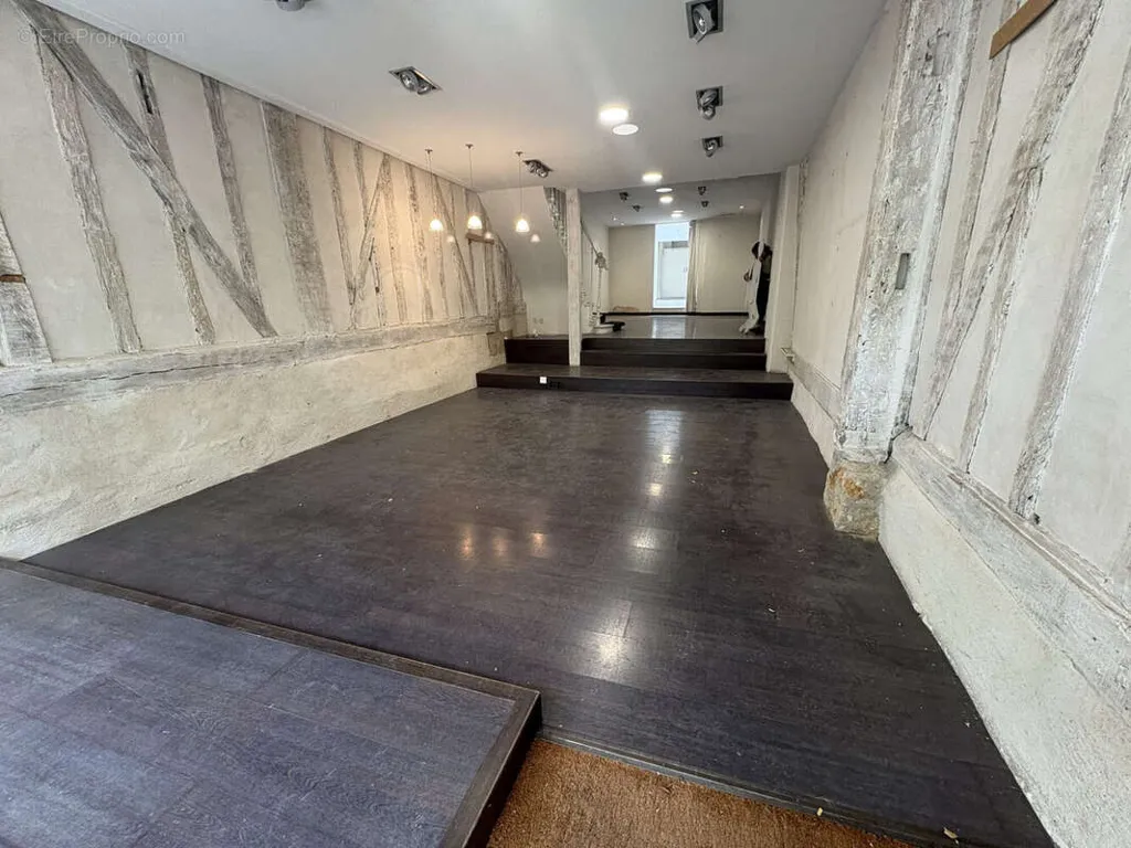 Rooms - Historic Commercial Building in Troyes Centre