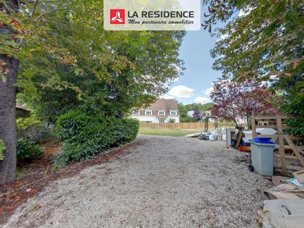 Aed - Large Plot with Commuter Access in Les Mureaux