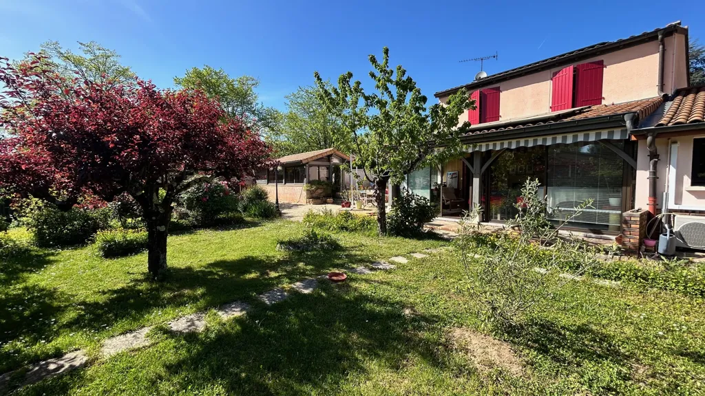 Jardin - Villa avec Piscine et Jardin à Flacé