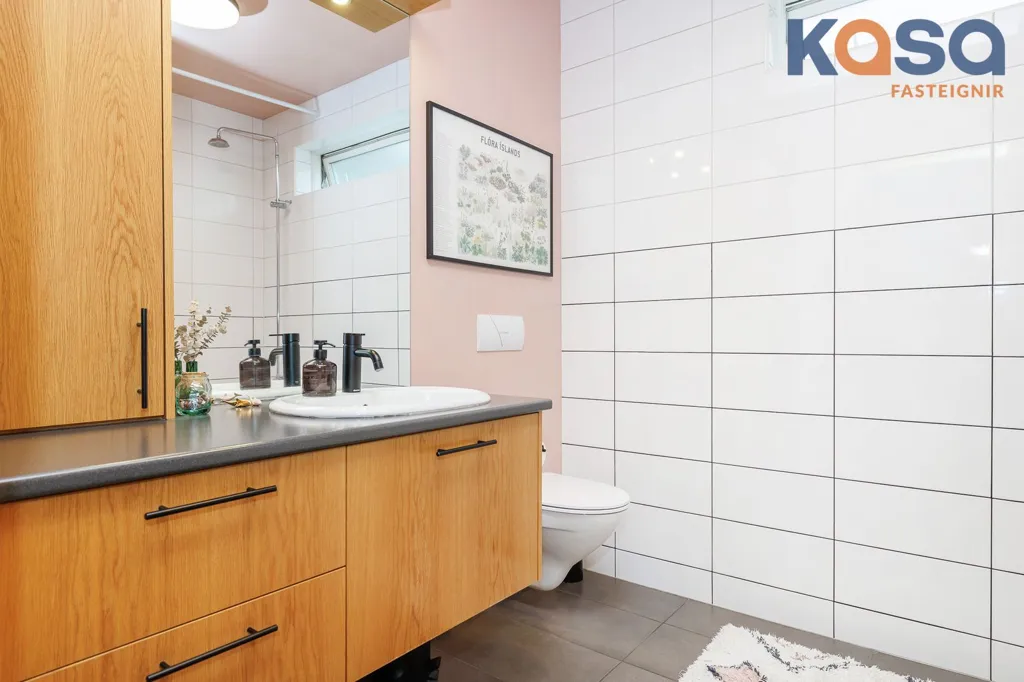 Salles de bain - 3-Bed Apartment with Balcony in Naustahverfi