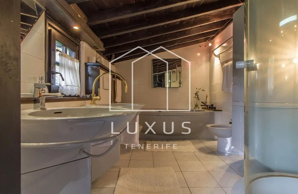 Bagni - Historic Villa with Pool in Tacoronte