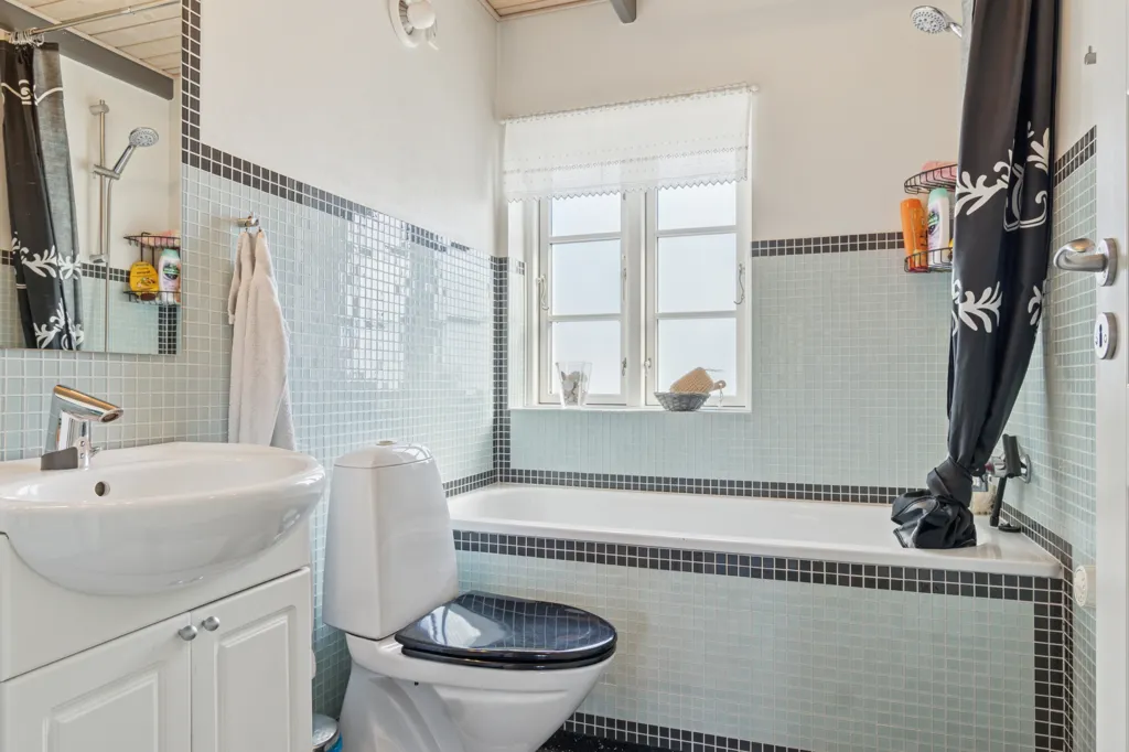 Salles de bain - Renovated Farmhouse with Open Fields in Låstrup
