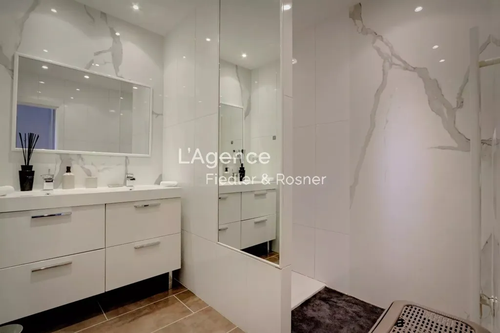 Salles de bain - Appartement Luxe avec Vue sur Place des Lices à Saint-Tropez