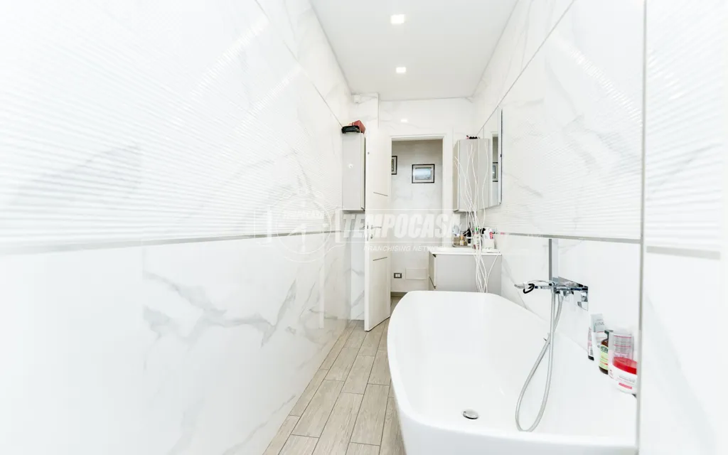 Salles de bain - Quadrilocale with Private Gardens in Milan