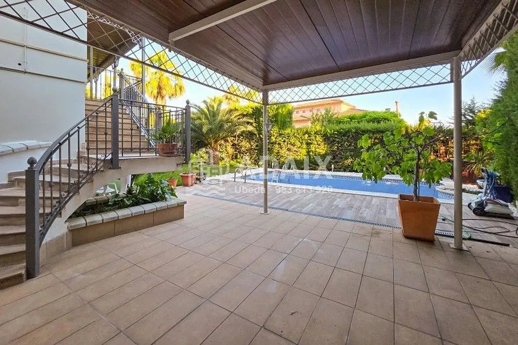 Pool - Chalet with Pool in Baeza, Jaén