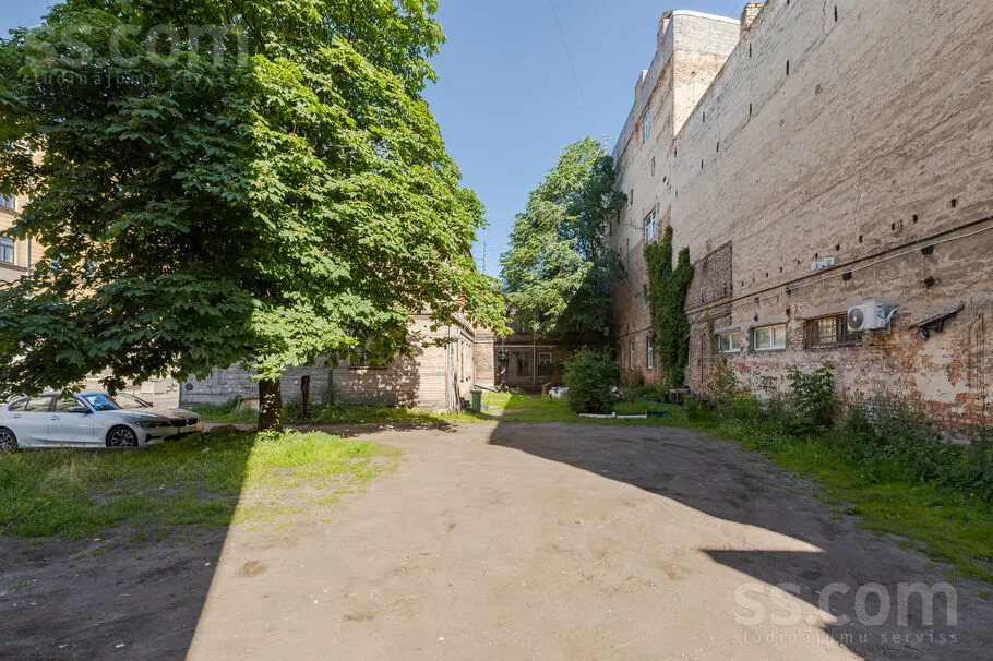 Giardino - Historic Multi-Apartment House in Riga Centre
