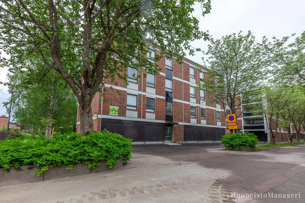 Exterior - Spacious 3-Bedroom Flat with Balcony in Olari, Espoo