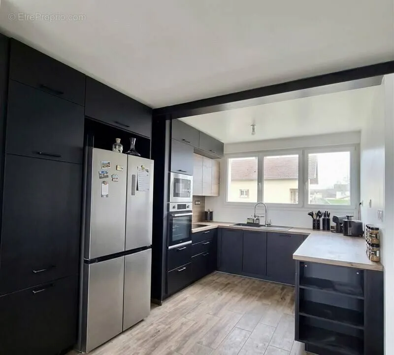 Köök - Renovated 5-Piece House with Pool Potential in Quiet Area