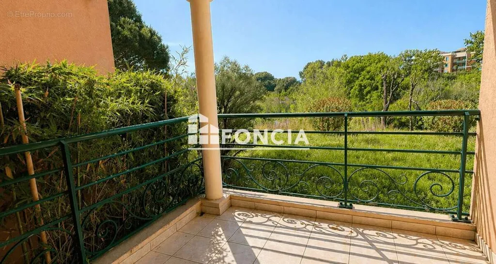 Balcon - Appartement 3 Pièces avec Vue Lac et Piscine