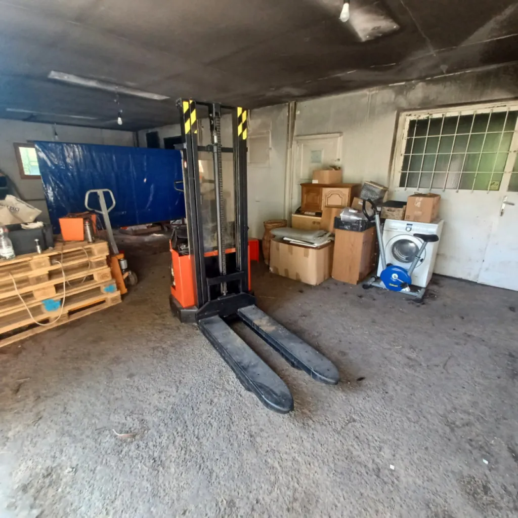 Garage - Commercial Space with Loading Bay in Hernád