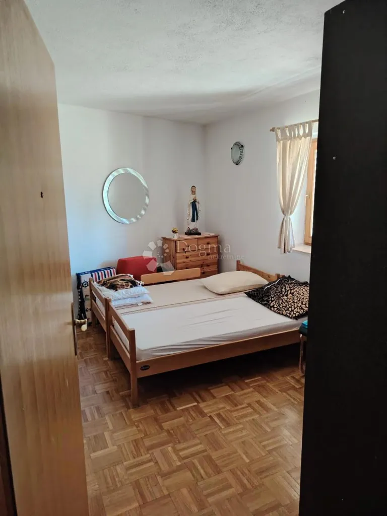 House with Sea View and Garden in Karlobag