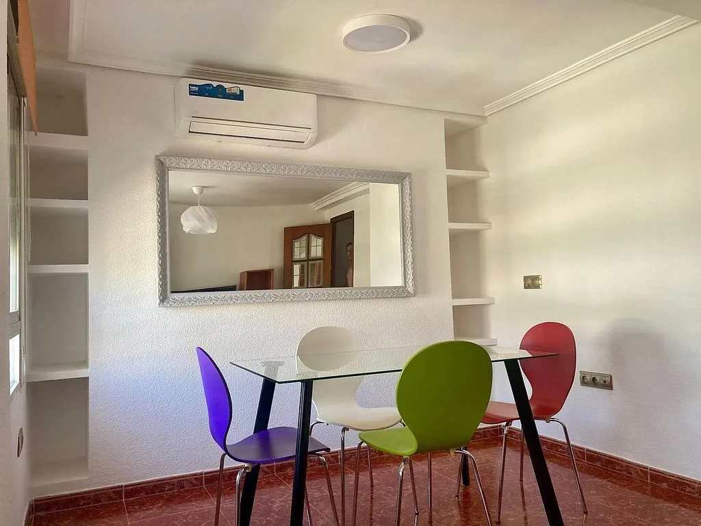 Sala da pranzo - Bright Apartment with Air Conditioning in Figueroa Park