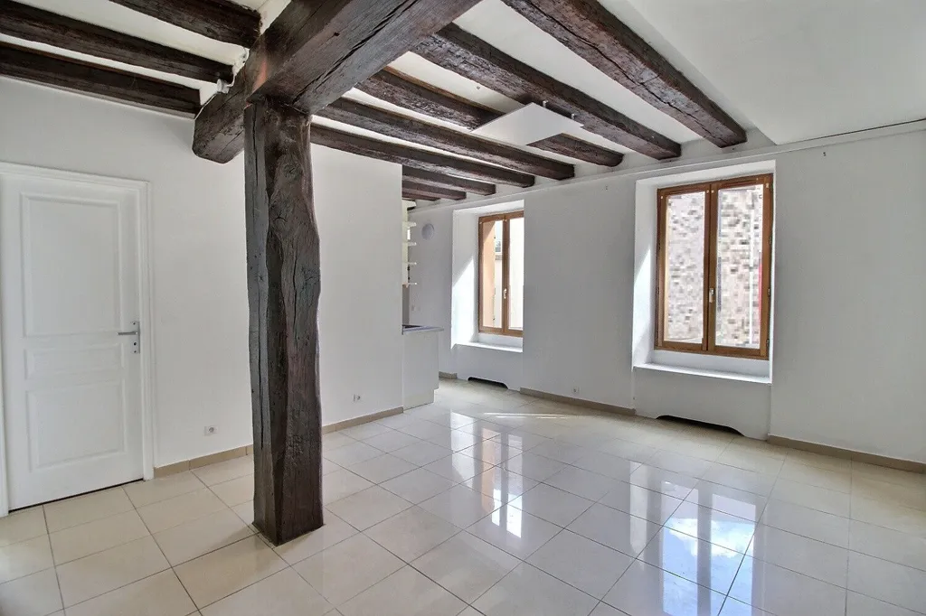 Rooms - Charming 3-Bed Flat with Garden in Epernon