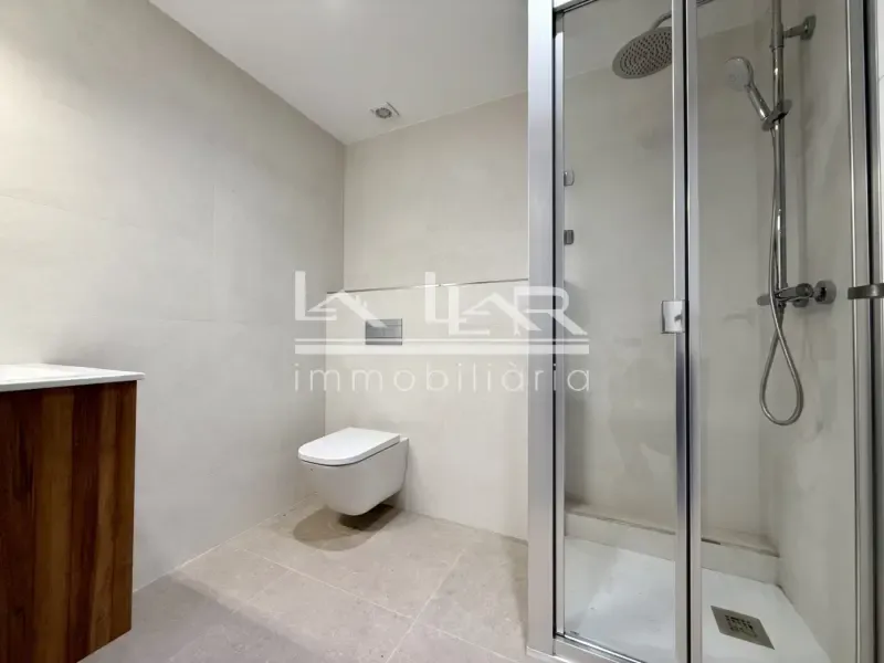 Salles de bain - Modern Flat with Balcony in Vic Centre
