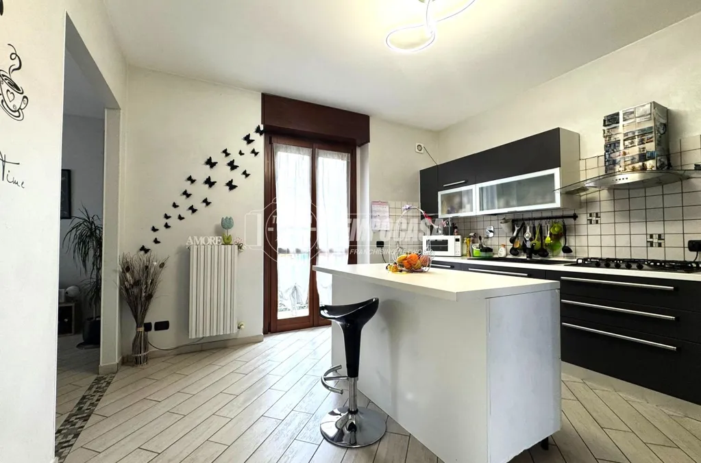 Köök - Modern Apartment with Triple Aspect View in Givoletto