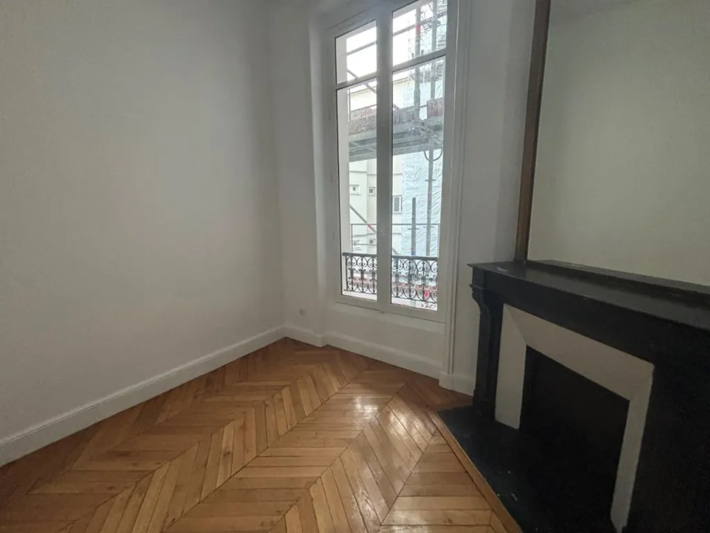 Stanze - 7-Piece Flat with High Ceilings in Paris