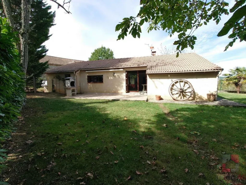 Jardin - Maison de Plain-Pied avec Piscine à Puy-l'Évêque