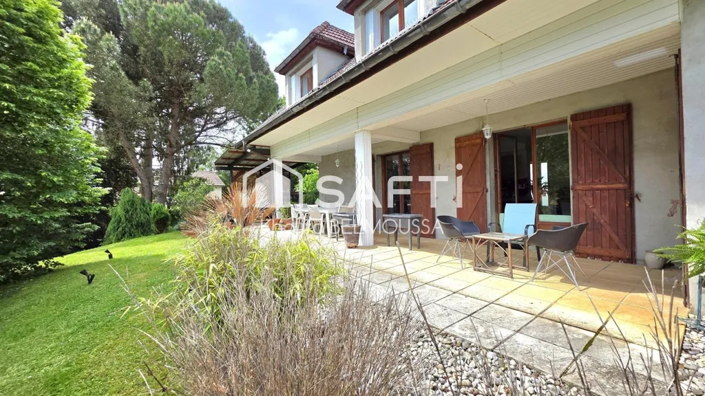 Aed - Traditional House with Garden in Brens