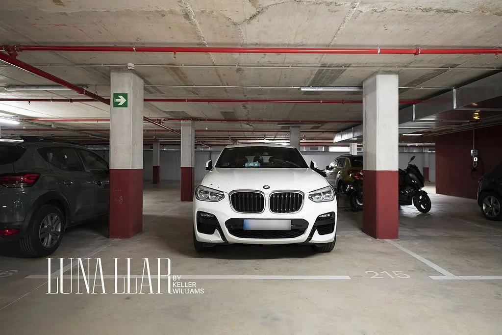 Garage - Modern Flat with Pool in Cornellà de Llobregat