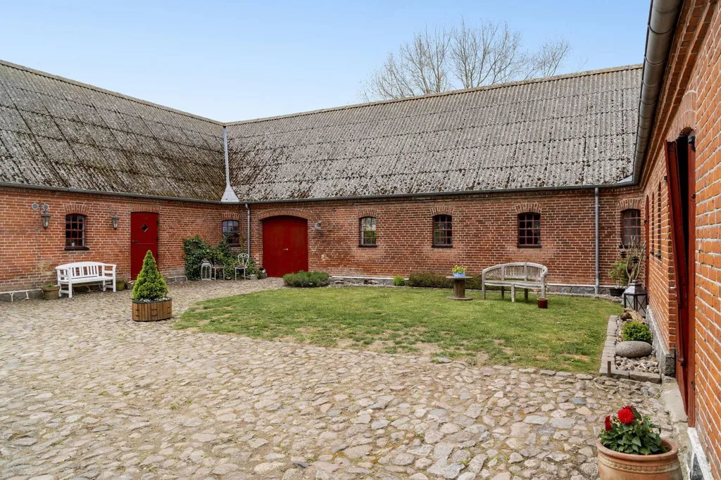 Garden - Historic Villa with Large Garden in Næstved
