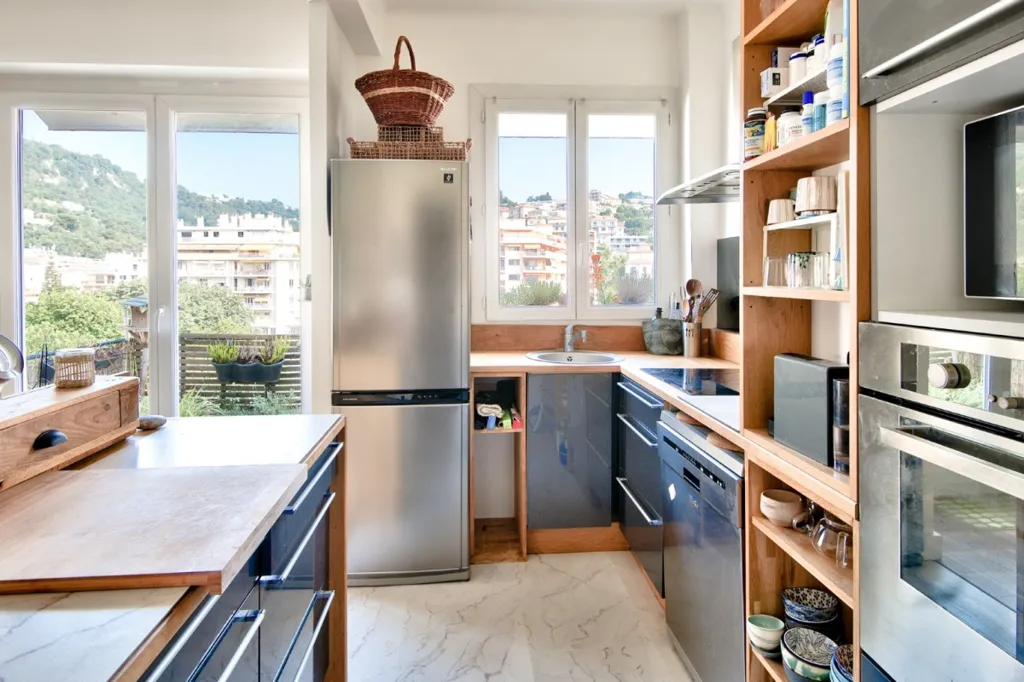 Cuisine - Appartement avec Balcons et Vue sur les Collines à Nice Nord