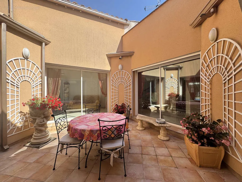 Terrasse - Villa avec Piscine dans un Secteur Calme à La Grande-Motte