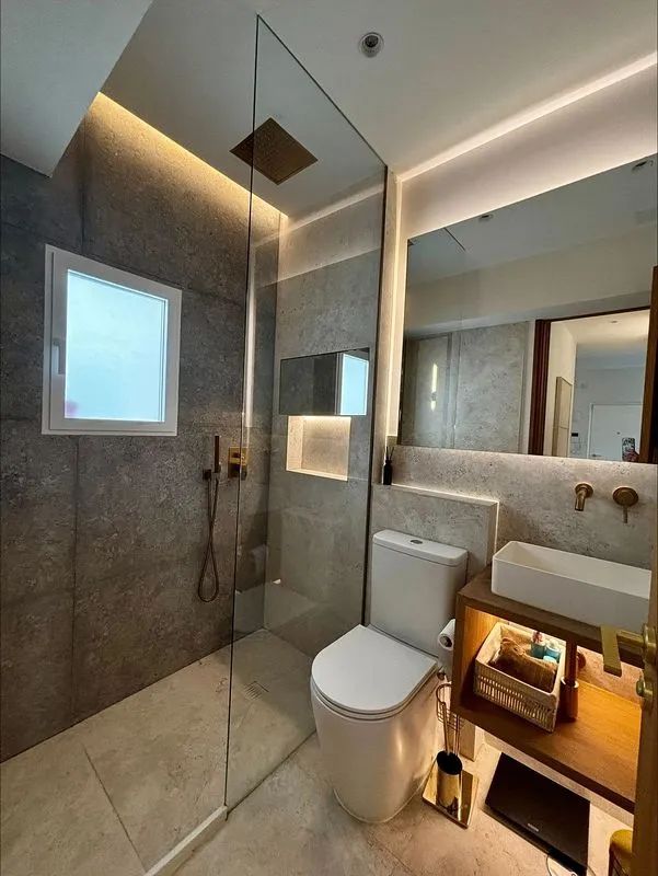 Bathrooms - Modern Flat with A/C in Salamanca, Madrid