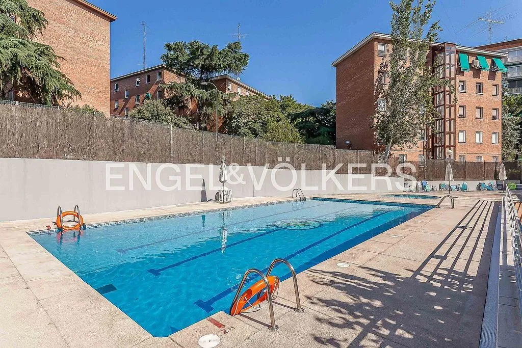Piscina - Penthouse with Pool in Guindalera, Madrid